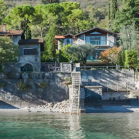 Sara Lakeside Villa *