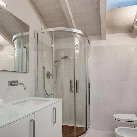 Willa Sara Lakeside Oliveto Lario