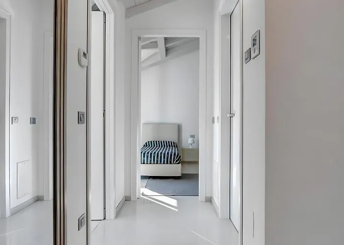 Sara Lakeside Oliveto Lario