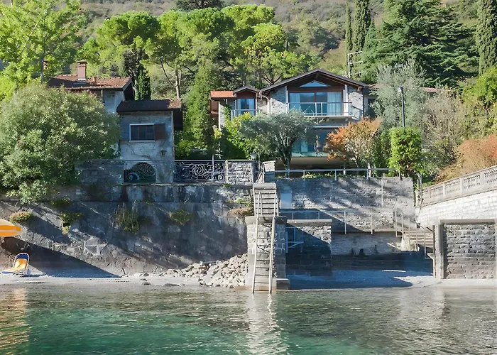 Sara Lakeside Villa *